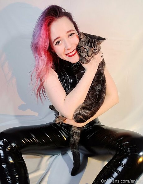 enicat hot actress images