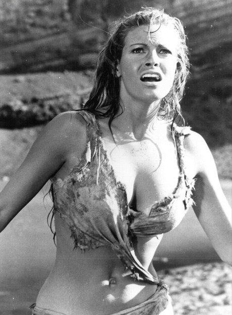 Raquel Welch hot star pictures