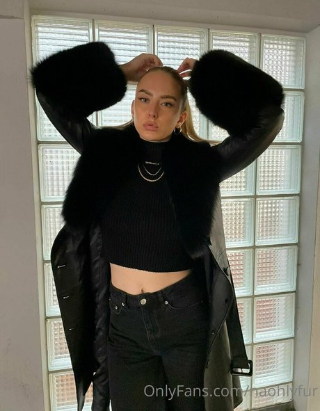 naohlyfur nude actress picture