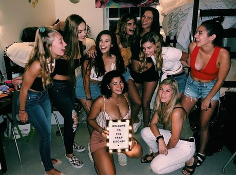 Hannah M model naked photo