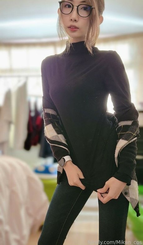 MikanCos porn model photo