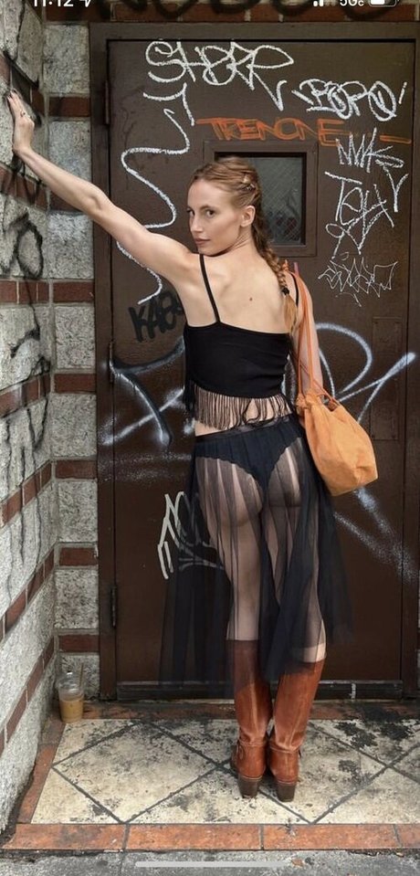 Annie Hamilton hot star image