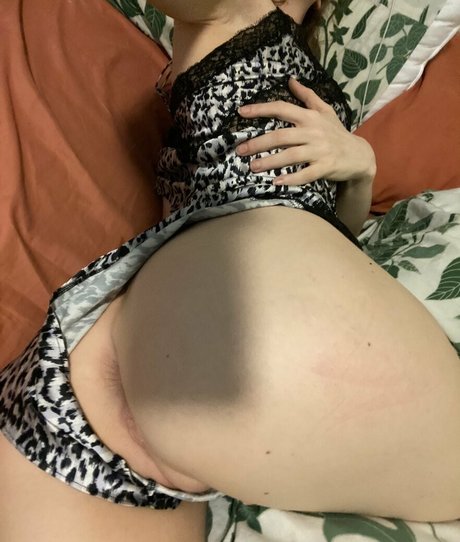 sexyredinbed art model picture