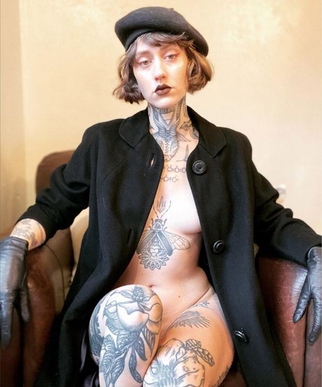 Deadnettle nudes model pic