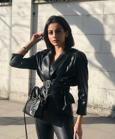 Banita Sandhu art actress image