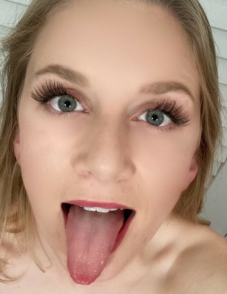 Demis Kitchen star exclusive photo