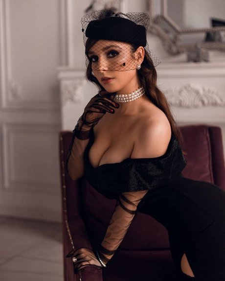 Elena Deligioz star top galleries