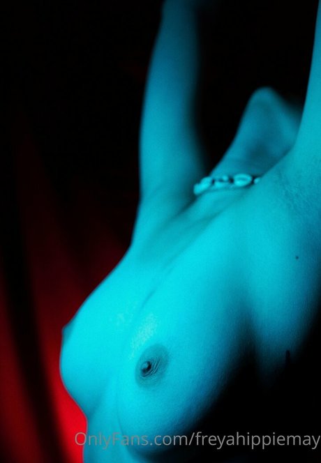freyahippiemay sexy model pic