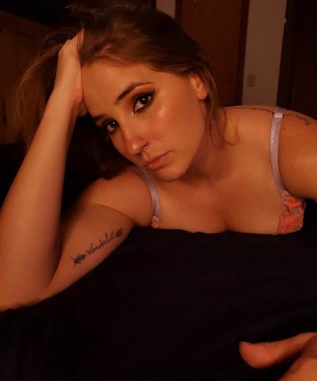 Lizzie All Day sex model img