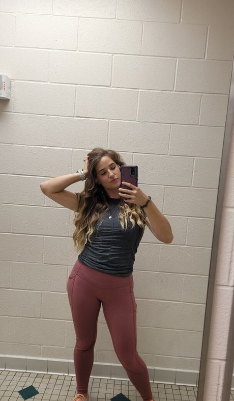 Lizzie All Day star naked img