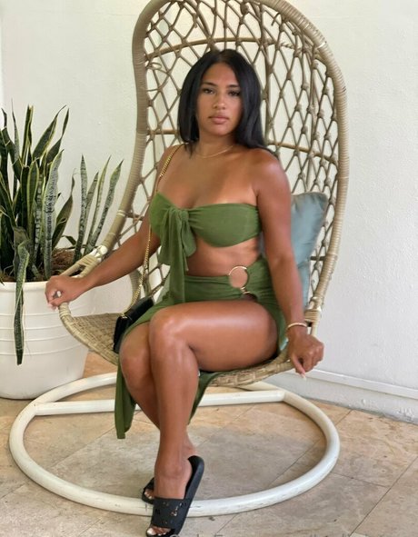 Leslie Ines pretty model pics