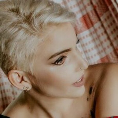 Ihasqueen exclusive model image