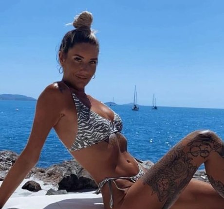 Roxan Hughes hd actress pic