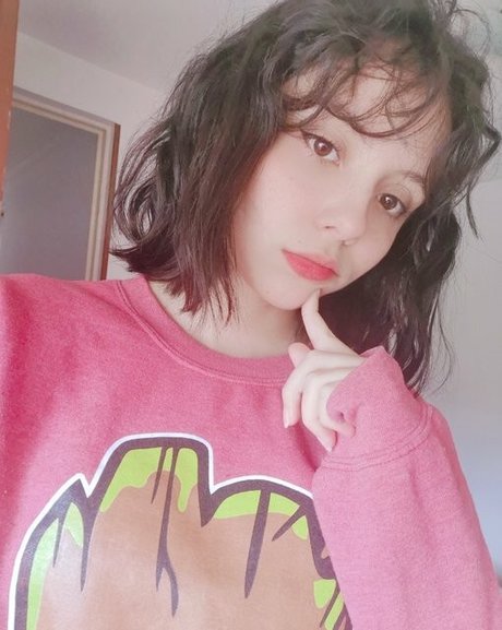 Poiodecolores model adult image