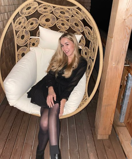 Giulia Gwinn sexy actress pic