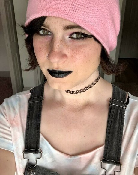 Scarlet Skeie top star image