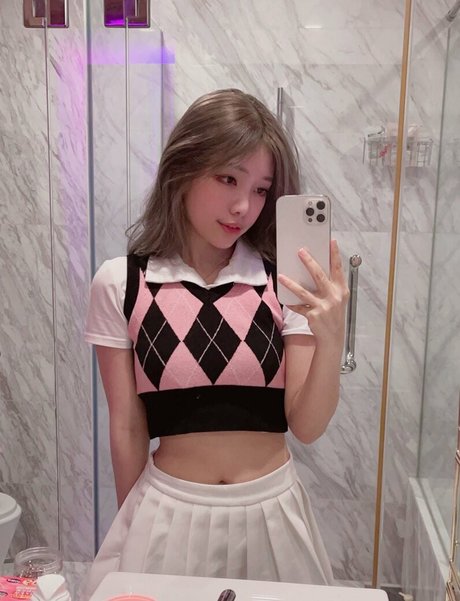 Yuyu Monster model naked picture