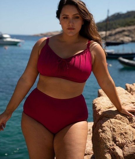 Yasmine MInovski pornstar nude archive