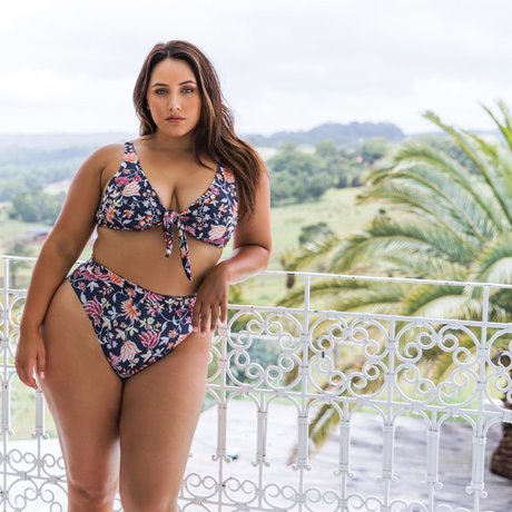 Yasmine MInovski star perfect images