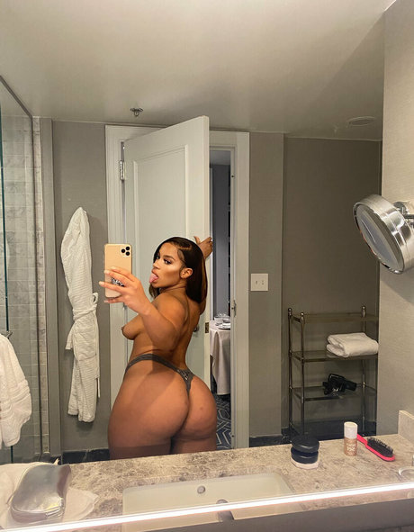 RielleUK pornstar hot archive