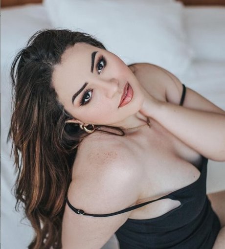 Fabricia Freitas naked pornstar images