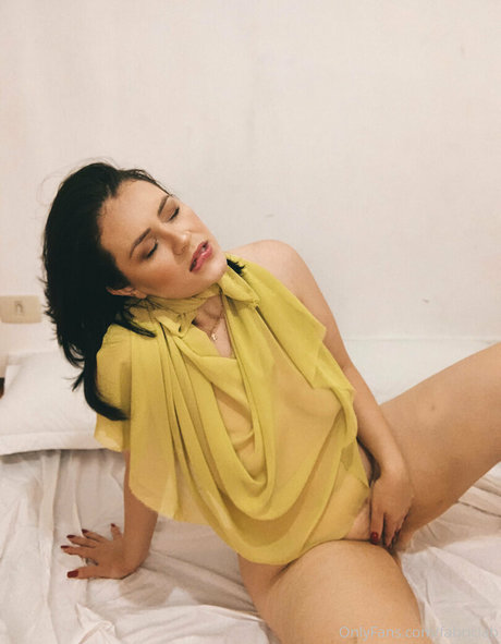 Fabricia Freitas sexy actress pic