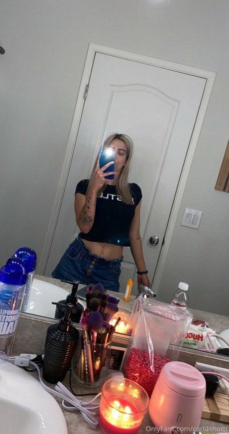 cort4shortt star naked image