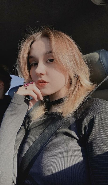 DollHole GrabFuck model pornographic images