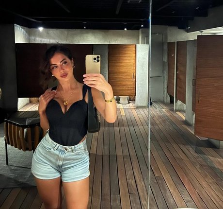 ssezzzenn naked model photo