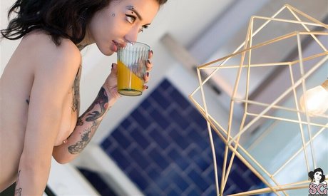 lilith sg erotic model picture