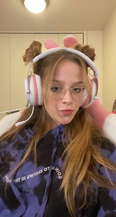 Lilly Spunk model naked picture