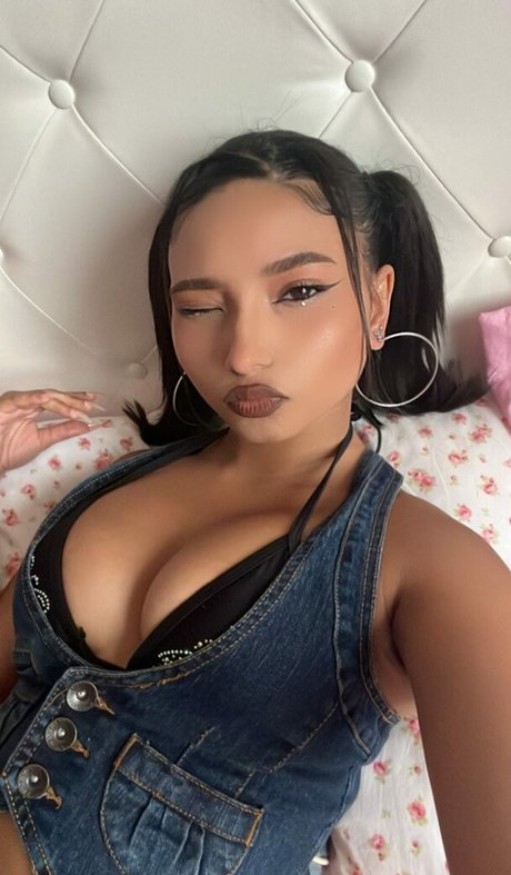 Sanriobug nude model photo