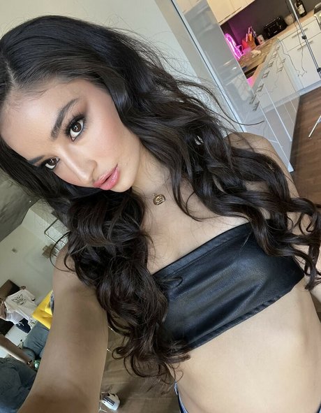 Emily Willis high quality actress pic