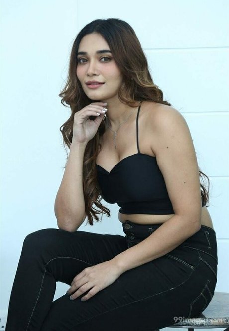 Jenifer Emmanuel high quality star pictures