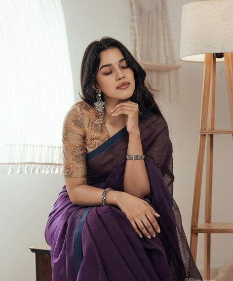 Mirnalini Ravi pretty star images