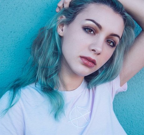 Hannah Marks naked star pics