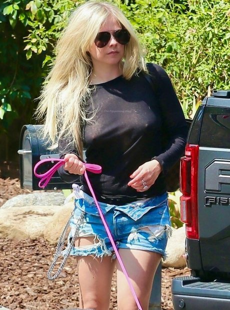 Avril Levigne naked actress images