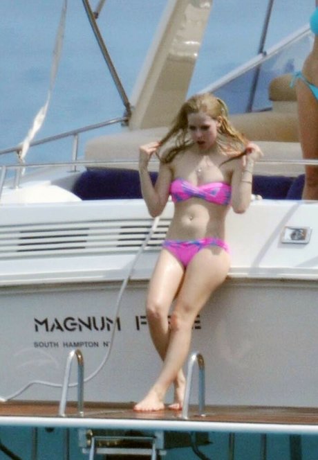 Avril Levigne erotic model pictures