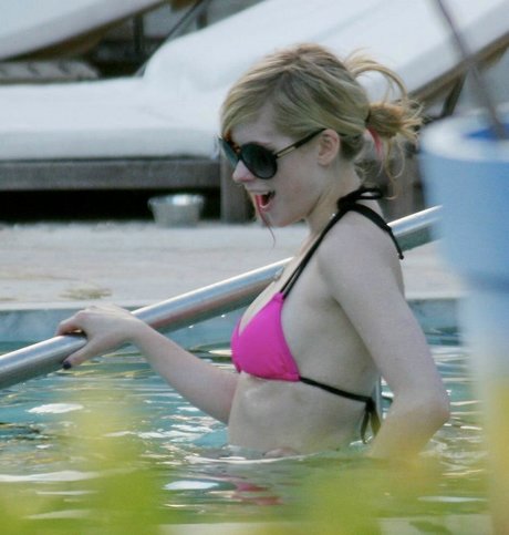 Avril Levigne high quality model picture