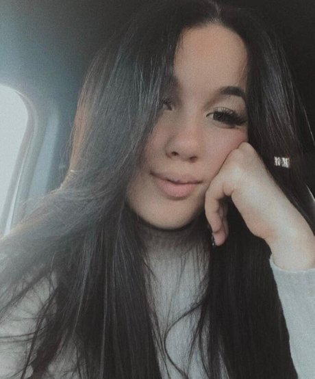 Shelby Dias model hd img