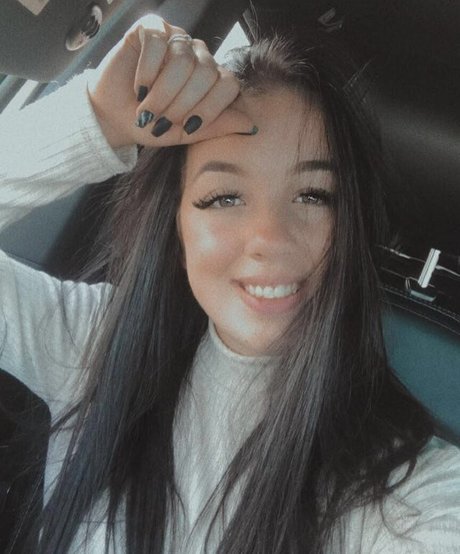 Shelby Dias model sexy img