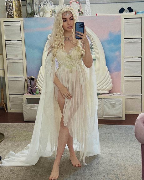 Emma Karla Peet star erotic pics