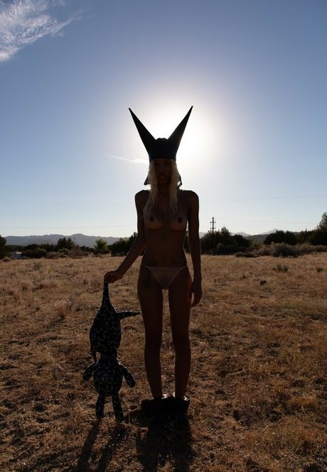 MeelahNaomi exclusive model photos