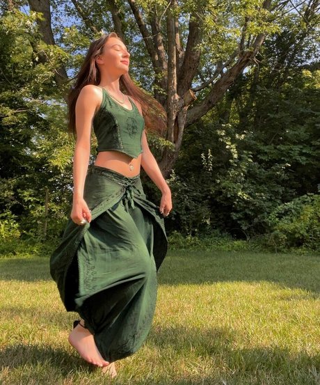 amirastar212 naked model picture