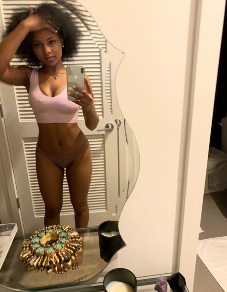 Saffronnn model free picture