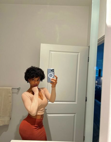 Saffronnn model hd image