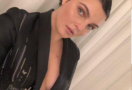 Camren Bicondova model hd gallery