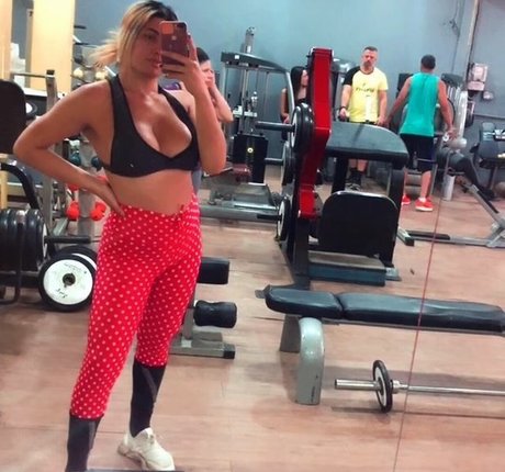 Cikarelly adult model photos