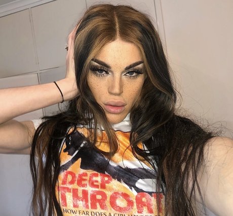 Bronte King model exclusive img