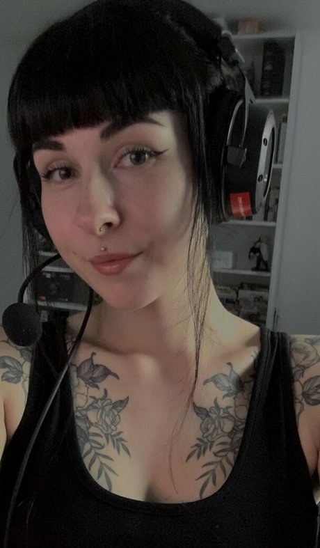 romisu star nudes gallery